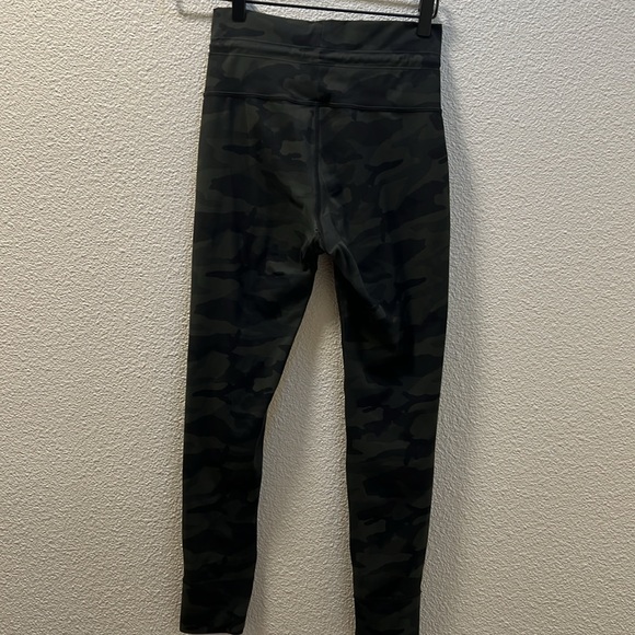 Vuori daily leggings in green camo size Small flawed - Picture 5 of 7